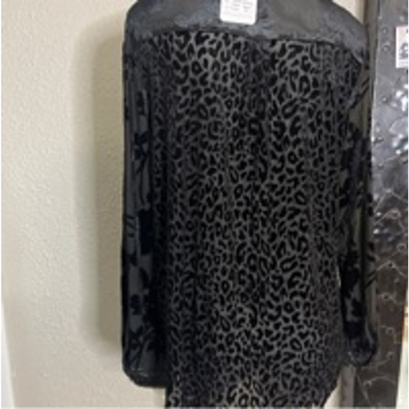Nwt women’s medium velour blouse by Adore - Picture 7 of 7
